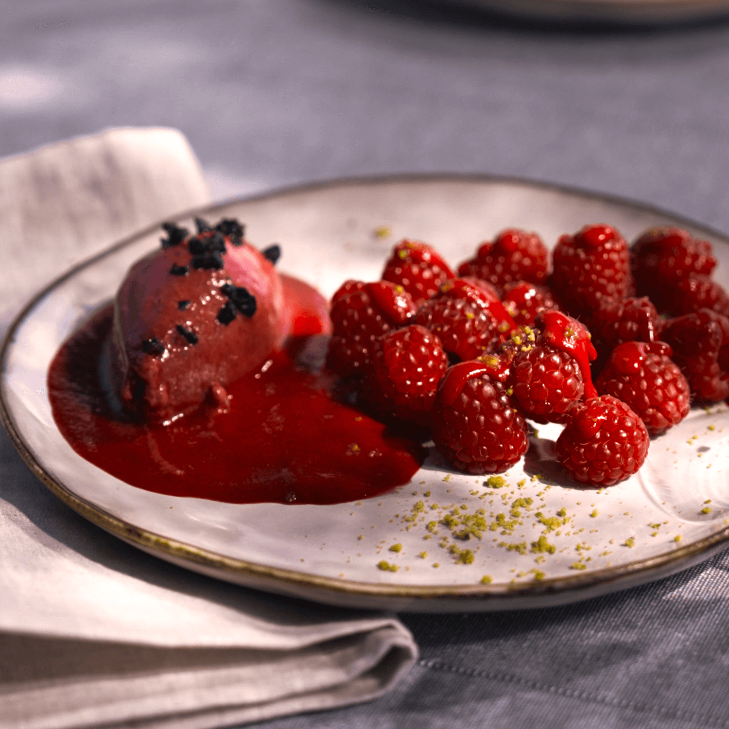 Sorbet aux framboises et éclats d'olives noires