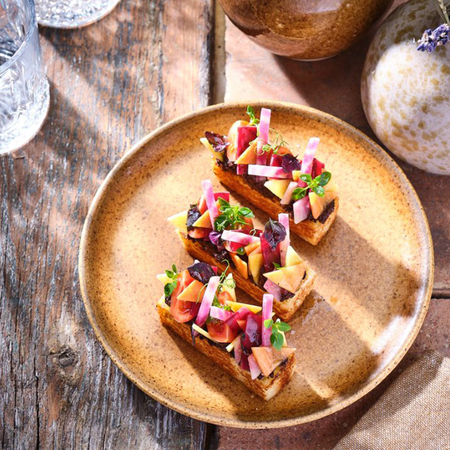 Brioche toastée, tapenade d’olives et jardin de légumes